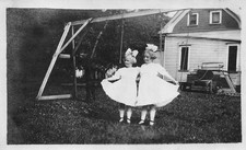 Conjunto de baloiço de madeira antigo duas meninas foto década de 1910 vestido branco meias arco, usado comprar usado  Enviando para Brazil