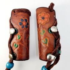 Conjunto de dois envoltórios de cabelo de couro anos 1970 vintage ferramentas flores e borlas comprar usado  Enviando para Brazil