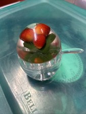 Vaso de conserva vintage de acrílico Lucite com geléia de morango. Tampa em forma de cúpula. Com colher. comprar usado  Enviando para Brazil