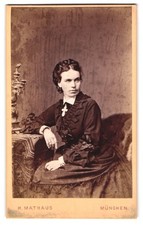 Fotografie H. Mathaus, München, Maximilianstraße 13, Porträt einer Frau mit ele  comprar usado Fotografie H. Mathaus, München, Maximilianstraße 13, Porträt einer Frau mit ele  comprar usado  Enviando para Brazil