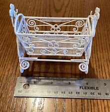 CASA DE BONECAS VITORIANA miniatura fio de vime branco berço cama de bebê vintage comprar usado  Enviando para Brazil