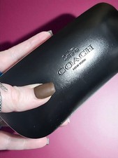 Usado, Estojo rígido clássico preto clamshell para óculos COACH. Óculos de sol comprar usado Usado, Estojo rígido clássico preto clamshell para óculos COACH. Óculos de sol comprar usado  Enviando para Brazil