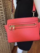 Bolsa de ombro de vinil média colorida coral com zíperes dourados, várias seções. Como novo! comprar usado  Enviando para Brazil