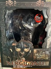 Monster hunter statue usato  L Aquila