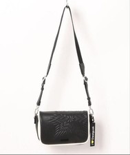 Bolsa tiracolo Desigual Star ombro em relevo preta nova sem etiquetas comprar usado Bolsa tiracolo Desigual Star ombro em relevo preta nova sem etiquetas comprar usado  Enviando para Brazil