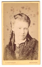 Fotografie H. Mathaus, München, junge Dame im Kleid mit langen Korkenzieherlock  comprar usado  Enviando para Brazil