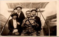 Cartão postal de estúdio fotográfico real quatro pessoas andando em avião biplano comprar usado  Enviando para Brazil