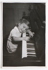 Fille appuyée clavier d'occasion  Rouen-