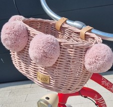 Wiklinowy koszyk na rower dla dzieci różowy na pasy Dumpy z pomponami 26 cm na sprzedaż  PL