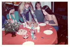 Cena de festa mesa bolo comemoração aniversário década de 1970 - Foto vintage comprar usado  Enviando para Brazil