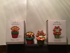 Usado, Hallmark 2015 Grateful Gobbler & Sly And Sweet Cupcake 2 adornos etiquetas de caja usadas segunda mano  Embacar hacia Argentina