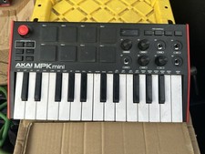 Usado, Teclado portátil Akai Professional MPK Mini Play MK3 25 teclas comprar usado  Enviando para Brazil