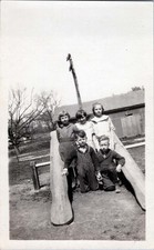 Foto da década de 1920 de crianças posando em escorregador de madeira para playground comprar usado  Enviando para Brazil