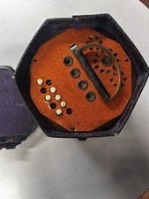 Concertina laranja vintage com estojo. Toca, vendido COMO ESTÁ. Alguns botões superiores faltando comprar usado Concertina laranja vintage com estojo. Toca, vendido COMO ESTÁ. Alguns botões superiores faltando comprar usado  Enviando para Brazil