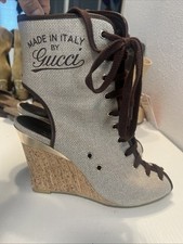 Gucci 9.5 Salto Alto Cunha Biqueira Aberta Cadarço Sandália Bota Logotipo Nome Feitiço comprar usado  Enviando para Brazil