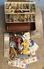 Lote de iscas de pesca vintage e caixa de equipamento garra de águia, ganchos colheres Heddon diabo vermelho comprar usado  Enviando para Brazil