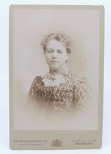 Usado, Melbourne da década de 1890. Mulher em renda corpete frontal e colarinho alto foto de armário antigo comprar usado  Enviando para Brazil