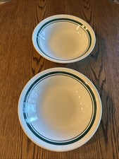 Tigelas de servir de grés Oxford 9” faixas verdes em marfim Brasil 2950-1 conjunto de 2 comprar usado Tigelas de servir de grés Oxford 9” faixas verdes em marfim Brasil 2950-1 conjunto de 2 comprar usado  Enviando para Brazil