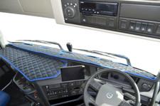  TAPETE PAINEL COURO ECOLÓGICO FIT VOLVO FH5 2021+ [PRETO - ACABAMENTO AZUL] comprar usado  Enviando para Brazil