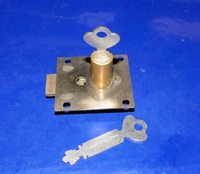 Usado, Antigo/antigo CORBIN Cabinet Lock Co. trava de barril de latão com chaves comprar usado  Enviando para Brazil
