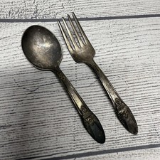 Conjunto de colher e garfo vintage 1847 Rogers Bros. prata bebê marca registrada "First Love" I S comprar usado Conjunto de colher e garfo vintage 1847 Rogers Bros. prata bebê marca registrada "First Love" I S comprar usado  Enviando para Brazil