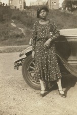 JOVEM SENHORA AFRO-AMERICANA COM BOLSA, CHAPÉU, CARRO, FOTO AO AR LIVRE 3X4 comprar usado  Enviando para Brazil