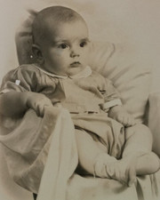 Fotografia vintage adorável estúdio bebê olhos confortáveis moda menina P&B, usado comprar usado  Enviando para Brazil