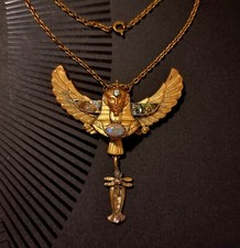 Usado, Ancien Collier Pendentif Art Déco 1920 France Néoégiptien Bronze doré Opal Nacre comprar usado  Enviando para Brazil