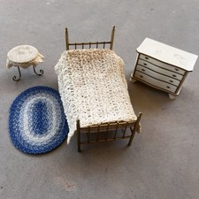 Usado, Conjunto de móveis vintage miniatura para casa de bonecas cama mesa lateral cômoda tom dourado comprar usado  Enviando para Brazil