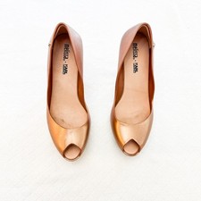 Melissa x Karl Lagerfeld Peep Toe Pearl Bead Heel Pump rosa metálico tamanho 8 comprar usado  Enviando para Brazil