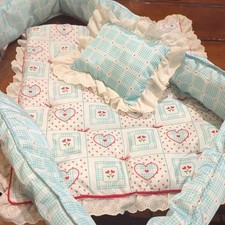 Ropa de cama para cuna American Girl Doll Bitty Baby - versión corazones rojos turquesa segunda mano  Embacar hacia Mexico