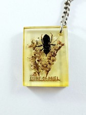 Chaveiro - Inclusão de Resina - "Lua de Mel" Abelha e Flores - Vintage comprar usado Chaveiro - Inclusão de Resina - "Lua de Mel" Abelha e Flores - Vintage comprar usado  Enviando para Brazil