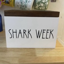 Tampão/almofada/caixa organizadora de período Shark Week Farmhouse estilo Rae Dunn comprar usado Tampão/almofada/caixa organizadora de período Shark Week Farmhouse estilo Rae Dunn comprar usado  Enviando para Brazil