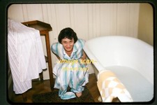 Mulher no banheiro com banheira Clawfoot em 1958, Kodachrome Slide aa 20-15b, usado comprar usado Mulher no banheiro com banheira Clawfoot em 1958, Kodachrome Slide aa 20-15b, usado comprar usado  Enviando para Brazil