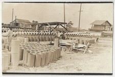 1910 Fabricação de tubos e telhas de cimento - FOTO REAL Cartão Postal Ocupacional Vintage, usado comprar usado  Enviando para Brazil