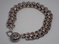 Beau bracelet breloque d'occasion Beau bracelet breloque d'occasion  Chantelle