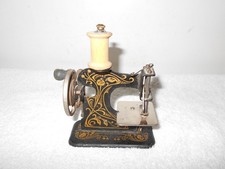 MINI MÁQUINA DE COSTURA ANTIGA VINTAGE DÉCADA DE 1930 MANUAL FUNCIONANDO B2 comprar usado MINI MÁQUINA DE COSTURA ANTIGA VINTAGE DÉCADA DE 1930 MANUAL FUNCIONANDO B2 comprar usado  Enviando para Brazil