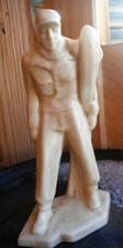 Homme portant skis d'occasion  Évian-les-Bains