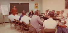 Mesa masculina reunião de negócios apresentação profissional formal década de 1970 comprar usado  Enviando para Brazil