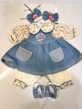 Usado, Roupas de boneca Adora 20” estilo vintage vestido jeans rosa floral sapatos laços de cabelo comprar usado Usado, Roupas de boneca Adora 20” estilo vintage vestido jeans rosa floral sapatos laços de cabelo comprar usado  Enviando para Brazil