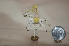 casa de bonecas artesanal vintage miniatura carrossel cavalo branco com fitas 1 3/4" T comprar usado  Enviando para Brazil