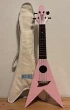 Używany, Mahalo Flying V Ukulele Soft Pink w Original White Padded Case RARE COLOUR VHTF na sprzedaż  Wysyłka do Poland