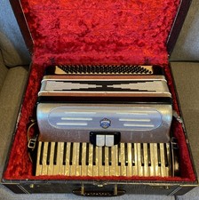 Acordeão e estojo vintage preto e prata Baleani Altimoro Castel Fidaro para piano comprar usado Acordeão e estojo vintage preto e prata Baleani Altimoro Castel Fidaro para piano comprar usado  Enviando para Brazil