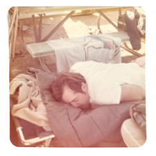 Foto de berço homem desmaiado década de 1970 acampamento com mesa de piquenique instantânea A4418 comprar usado  Enviando para Brazil