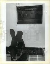 1991 Press Photo Aquário das Américas - Trabalhador se ajoelha com aquário móvel comprar usado  Enviando para Brazil