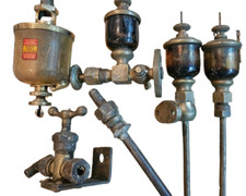 Recipiente antigo de lubrificantes para carros. Bronze da década de 1910 comprar usado Recipiente antigo de lubrificantes para carros. Bronze da década de 1910 comprar usado  Enviando para Brazil