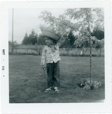 Foto vintage preto e branco menino usando chapéu de palha segurando arma de brinquedo 13, usado comprar usado  Enviando para Brazil