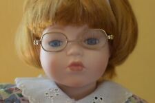 Sammlerpuppe mädchen brille gebraucht kaufen  Kelkheim