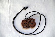 Pendentif bois gravé d'occasion  Le Petit-Quevilly