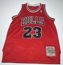 Camiseta Michael Jordan 23 Bulls Mitchell Ness 97-98 Red Med Hardwood Classics NBA comprar usado  Enviando para Brazil